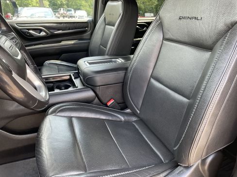 Used 2021 GMC Yukon XL Denali w/ Denali Premium Package AWD/4WD image 12