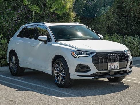 Used 2023 Audi Q3 2.0T Premium w/ Convenience Package image 3