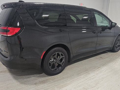 Used 2024 Chrysler Pacifica Limited FWD image 5