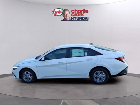 New 2026 Hyundai Elantra SE FWD image 2