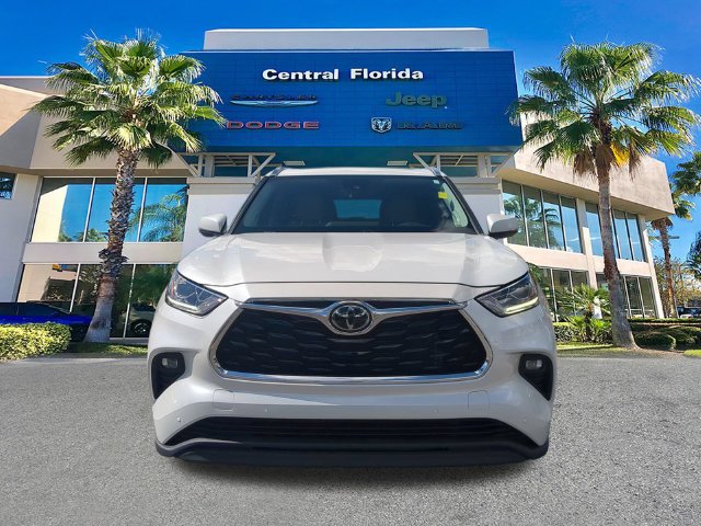 Used 2023 Toyota Highlander Limited FWD image 3
