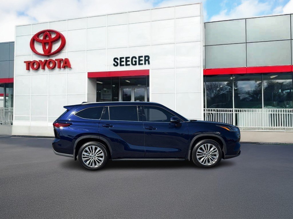 Used 2023 Toyota Highlander Platinum FWD image 2