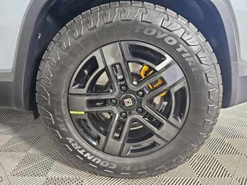 Used 2023 Rivian R1S Adventure image 10