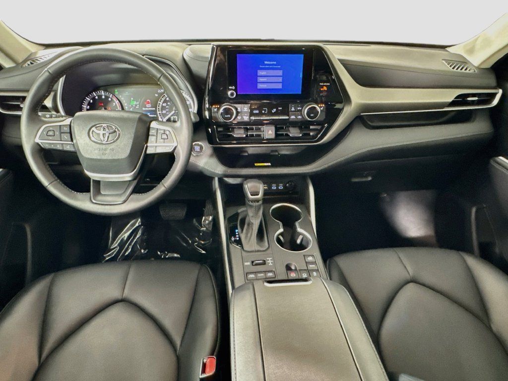 Used 2023 Toyota Highlander XLE AWD/4WD image 24