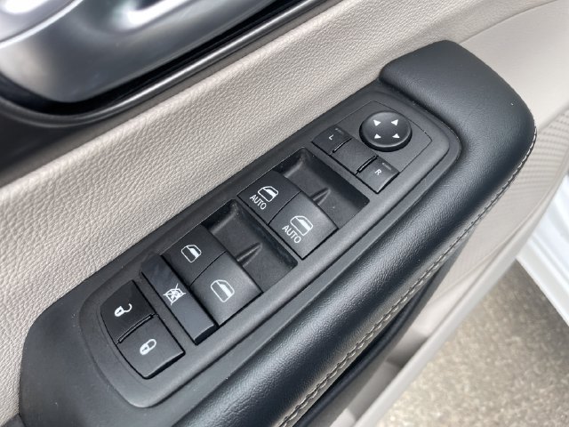 Used 2024 Chrysler Pacifica Touring-L FWD image 21