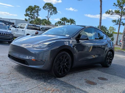 Used 2023 Tesla Model Y 2WD image 6