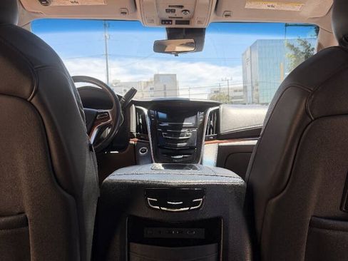 Used 2018 Cadillac Escalade ESV Luxury RWD image 30
