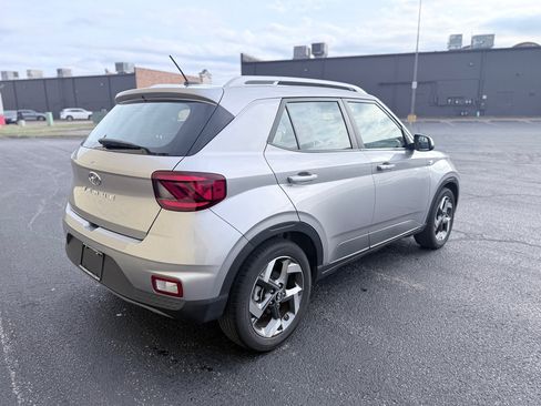 Used 2024 Hyundai Venue SEL image 5