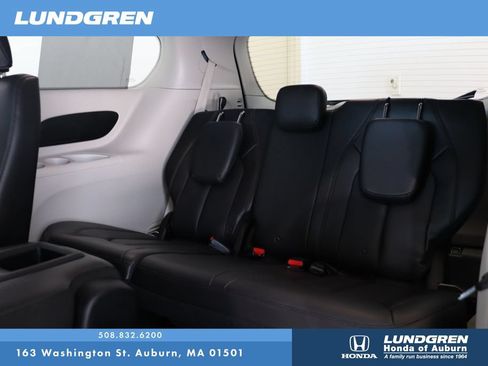 Used 2018 Chrysler Pacifica Touring-L FWD image 14
