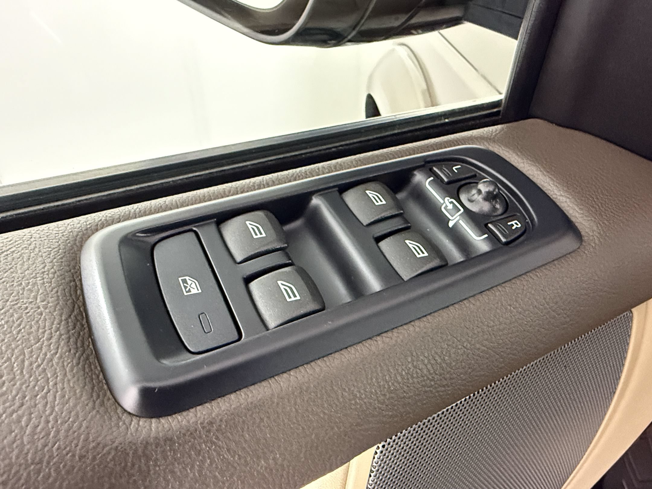 Used 2015 Land Rover LR4 HSE AWD/4WD image 23