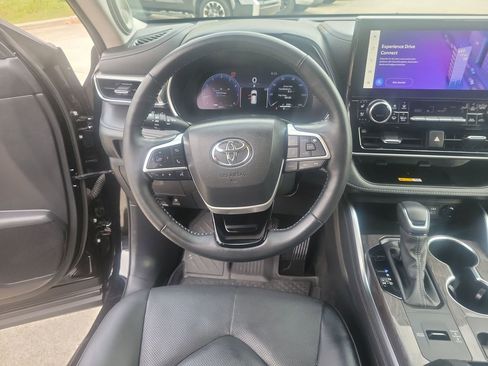 Used 2023 Toyota Highlander Platinum image 24