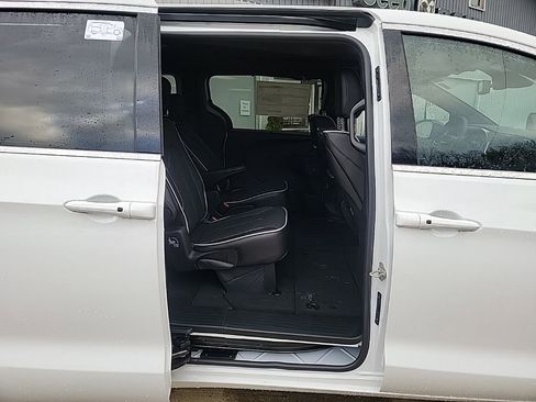 New 2026 Chrysler Pacifica Limited w/ Uconnect Theater Family Group image 9