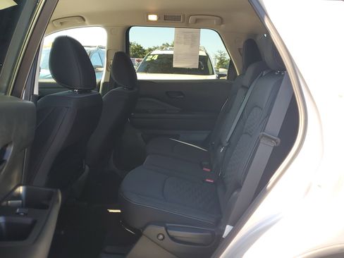 Used 2024 Nissan Pathfinder SV image 12