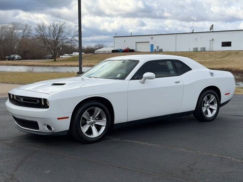 Used 2015 Dodge Challenger SXT image 3