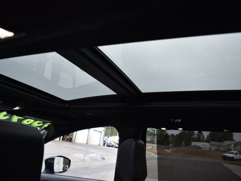 Used 2025 Chrysler Pacifica Limited image 28