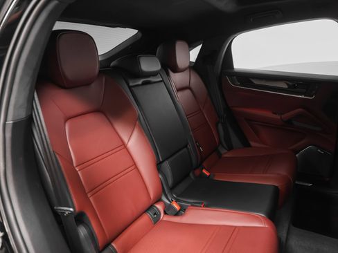 Certified 2024 Porsche Cayenne Turbo AWD/4WD image 37
