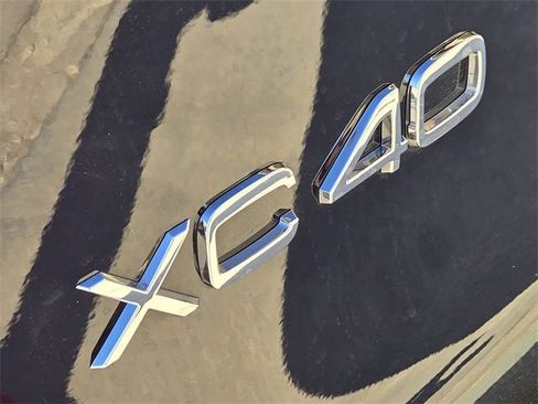 Used 2025 Volvo XC40 B5 Core image 15