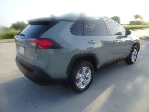Used 2021 Toyota RAV4 XLE w/ Convenience Package FWD image 4