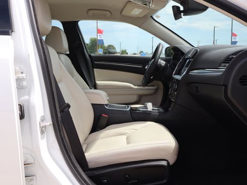 Used 2023 Chrysler 300 Touring L image 13