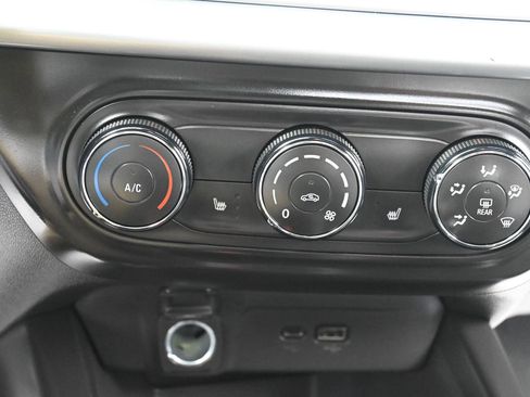 Used 2025 Chevrolet Trax RS w/ Sunroof Package FWD image 28