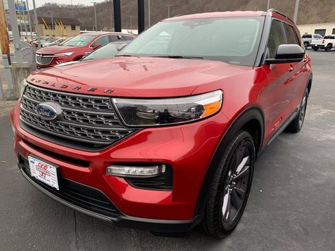 Used 2022 Ford Explorer XLT w/ Equipment Group 202A image 2