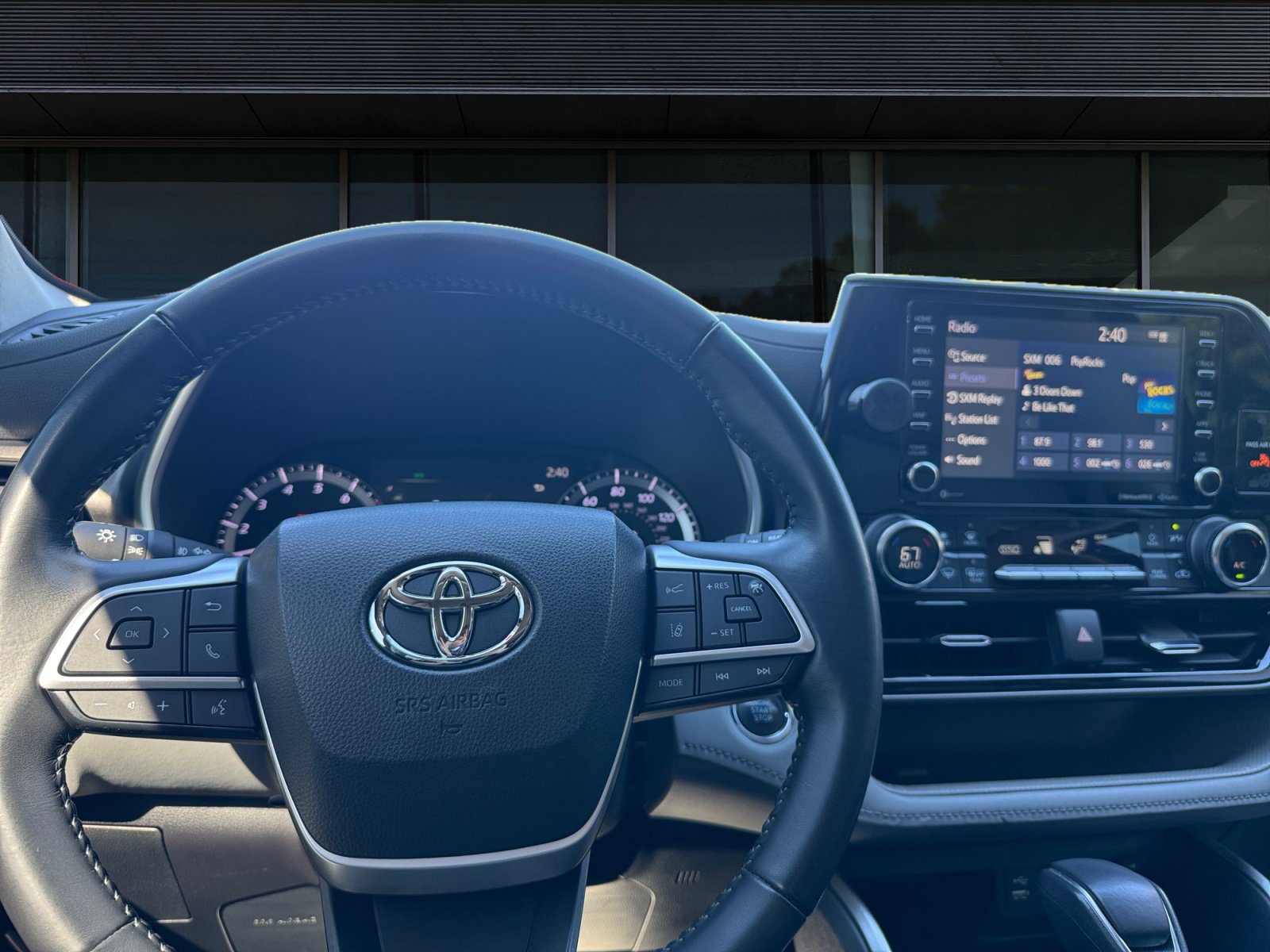 Used 2022 Toyota Highlander XLE AWD/4WD image 4
