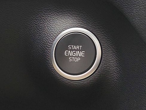 Used 2025 Volvo XC40 B5 Plus image 22