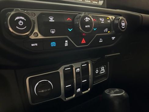 Used 2022 Jeep Wrangler Unlimited Sahara AWD/4WD image 10
