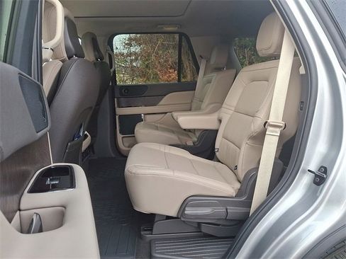 Used 2024 Lincoln Navigator Premiere image 10