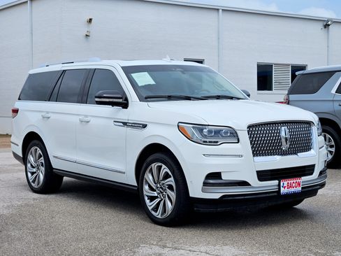 Used 2023 Lincoln Navigator Reserve AWD/4WD image 3