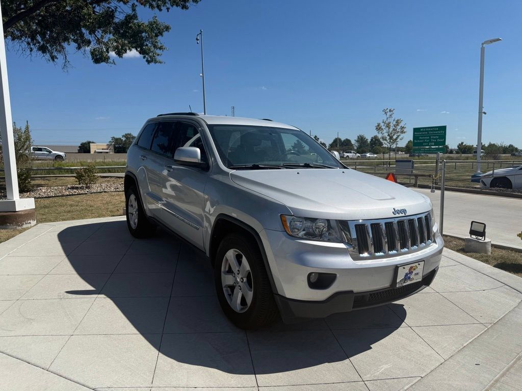 Used 2011 Jeep Grand Cherokee Laredo AWD/4WD image 2
