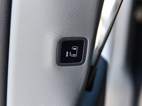 Used 2024 Chrysler Pacifica Select image 25