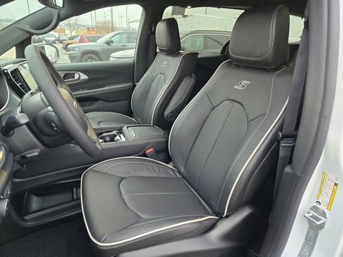 New 2026 Chrysler Pacifica Limited w/ Uconnect Theater Family Group image 13