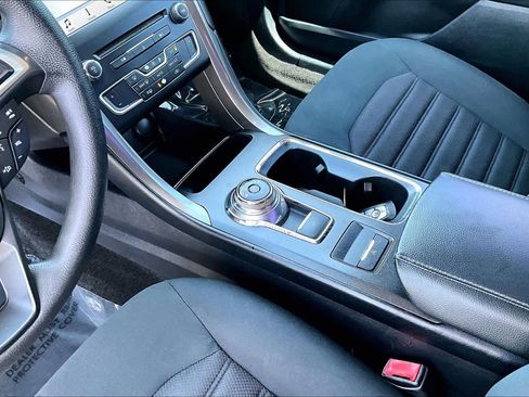 Used 2017 Ford Fusion SE w/ Fusion SE Technology Package FWD image 16