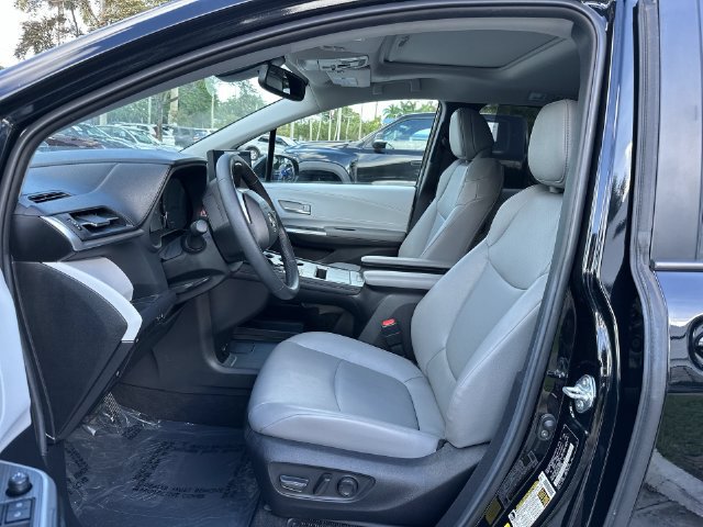 Used 2026 Toyota Sienna XLE FWD image 30