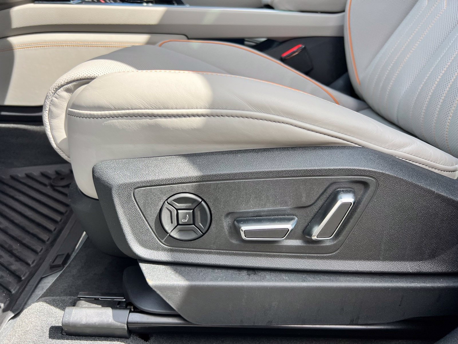 Used 2024 Audi Q8 e-tron Prestige w/ Prestige Package AWD/4WD image 37