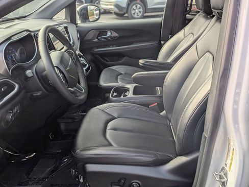 Used 2025 Chrysler Pacifica Select image 16