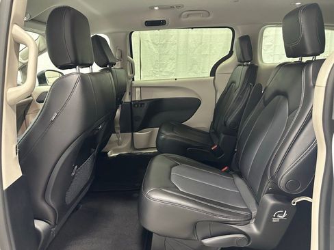 Used 2023 Chrysler Pacifica Touring-L image 44
