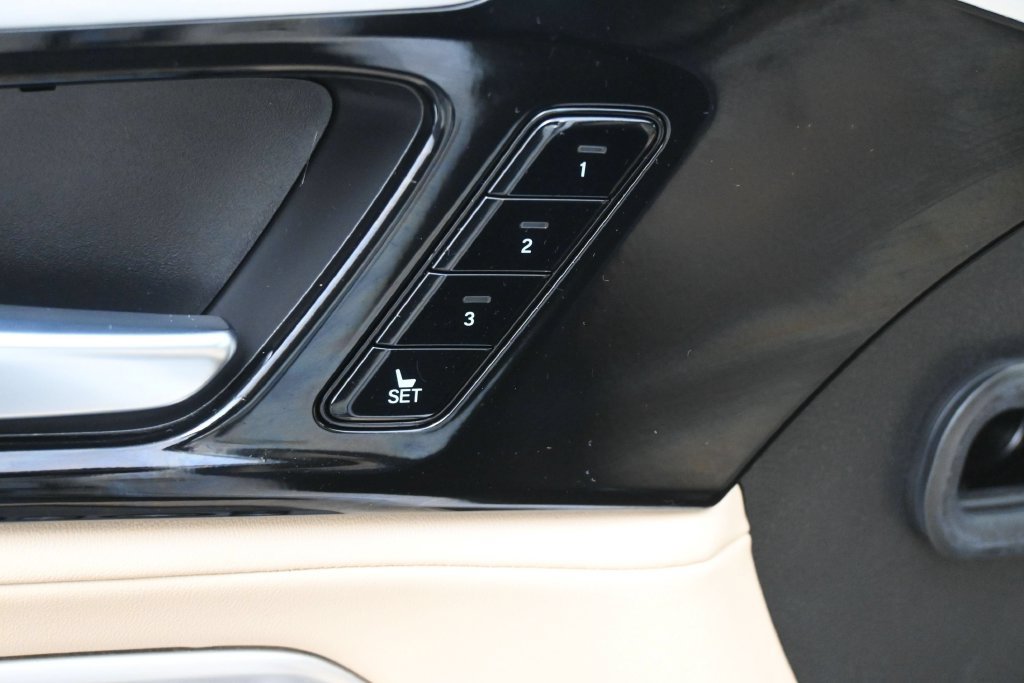 Used 2023 Acura MDX w/ Technology Package FWD image 6