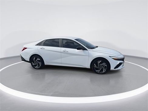 Certified 2025 Hyundai Elantra SEL image 9