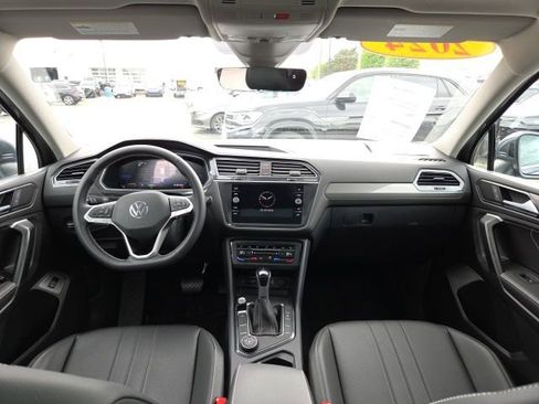 Used 2024 Volkswagen Tiguan SE w/ Panoramic Sunroof Package AWD/4WD image 22