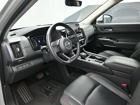 Used 2025 Nissan Pathfinder SL FWD image 9