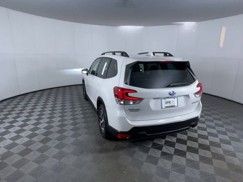 Used 2023 Subaru Forester Premium image 7