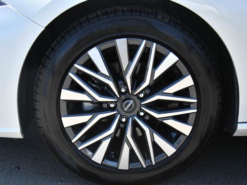 Used 2024 Nissan Altima 2.5 SV FWD image 12