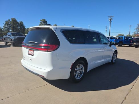 Used 2023 Chrysler Pacifica Touring-L FWD image 3