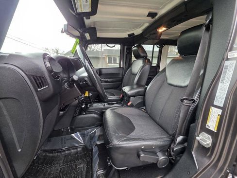 Used 2016 Jeep Wrangler Unlimited Sahara image 14