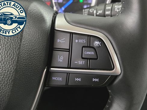 Used 2024 Toyota Highlander XLE AWD/4WD image 14