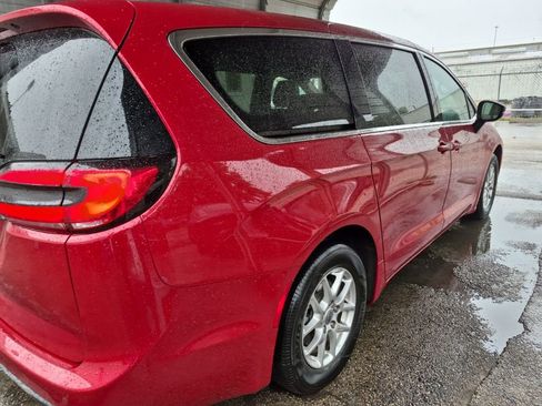 Used 2025 Chrysler Pacifica Select image 3
