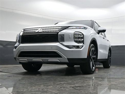 Used 2024 Mitsubishi Outlander SE image 32