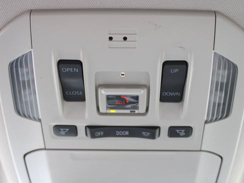 Used 2023 Toyota Highlander XLE AWD/4WD image 12